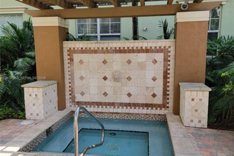Condo in Hollywood, Florida, 1 bedroom  № 2402454 - photo 16