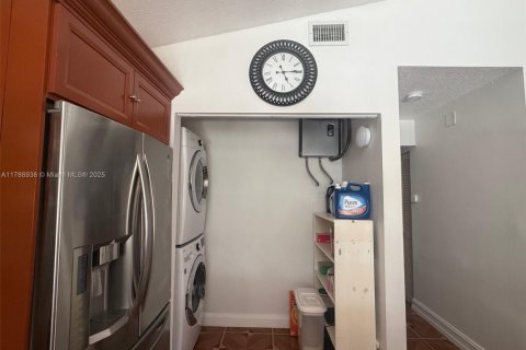 House in Miami, Florida 3 bedrooms, 114.83 sq.m. № 1646794 - photo 11