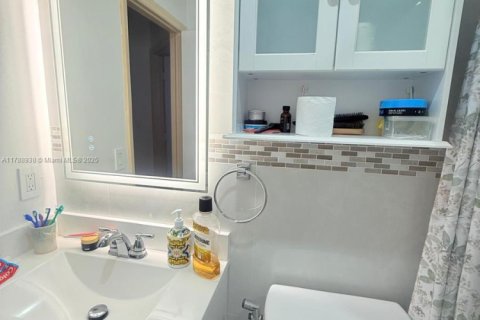 House in Miami, Florida 3 bedrooms, 114.83 sq.m. № 1646794 - photo 19