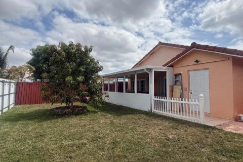 House in Miami, Florida 3 bedrooms, 114.83 sq.m. № 1646794 - photo 28