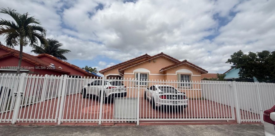 House in Miami, Florida 3 bedrooms, 114.83 sq.m. № 1646794