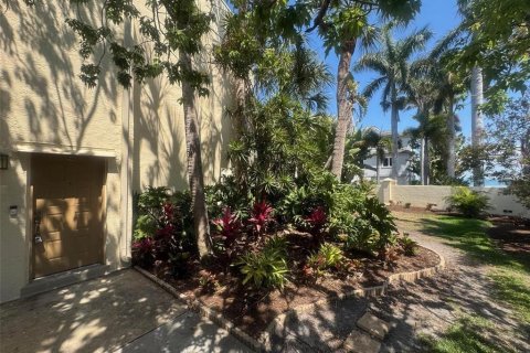 Condo in Saint Petersburg, Florida, 2 bedrooms  № 2314843 - photo 9