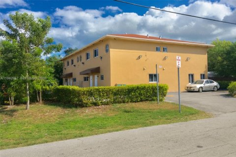 Commercial property in Miami, Florida 543.48 sq.m. № 2152753 - photo 1