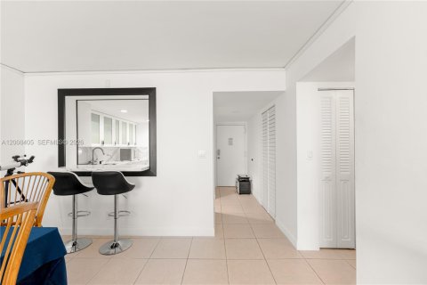 Купить кондоминиум в Тамарак, Флорида 2 спальни, 92.44м2, № 2073181 - фото 6