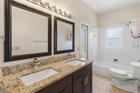 House in Oviedo, Florida 4 bedrooms, 226.31 sq.m. № 2225413 - photo 23