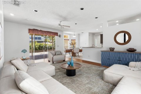 House in Oviedo, Florida 4 bedrooms, 226.31 sq.m. № 2225413 - photo 8