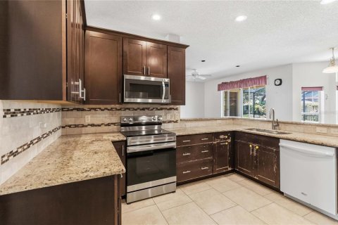 House in Oviedo, Florida 4 bedrooms, 226.31 sq.m. № 2225413 - photo 14