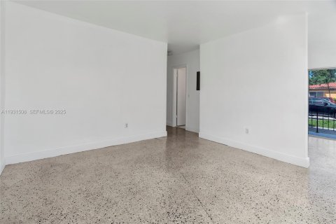 Appartement à louer à Miami, Floride: 1 chambre, 433.85 m2 № 1990132 - photo 6