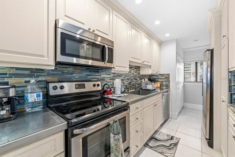 Condo in Ruskin, Florida, 2 bedrooms № 2155813 - photo 2