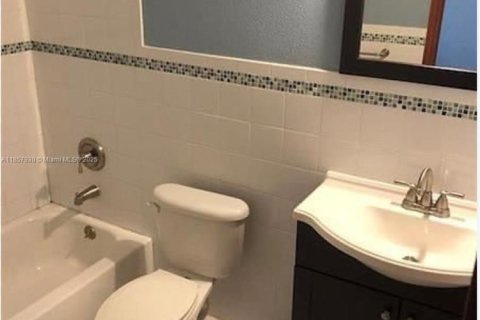 Adosado en venta en Hialeah, Florida, 3 dormitorios, 139.35 m2 № 1882334 - foto 2