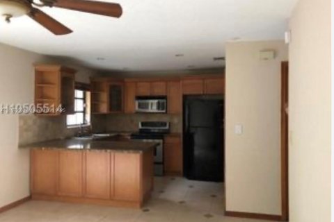Adosado en venta en Hialeah, Florida, 3 dormitorios, 139.35 m2 № 1882334 - foto 1