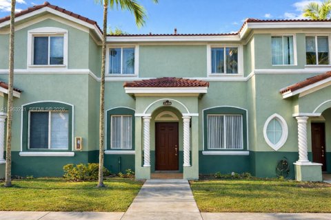 Снять в аренду таунхаус в Хомстед, Флорида 3 спальни, 120.96м2, № 2033752 - фото 2