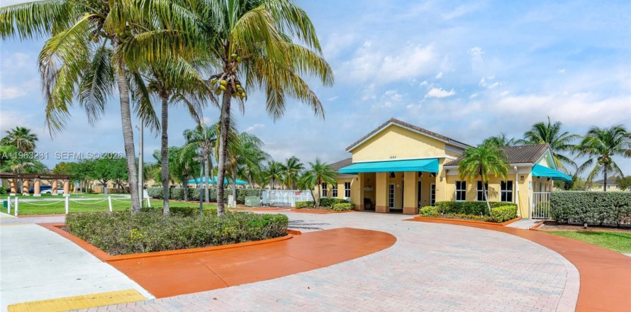 Таунхаус в Хомстед, Флорида 3 спальни, 120.96м2 № 2033752