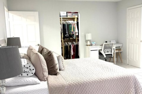 House in Miami, Florida 4 bedrooms, 197.05 sq.m. № 2030655 - photo 19