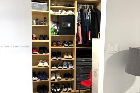 House in Miami, Florida 4 bedrooms, 197.05 sq.m. № 2030655 - photo 18