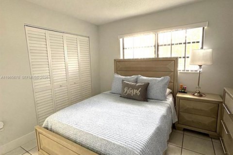 House in Miami, Florida 4 bedrooms, 197.05 sq.m. № 2030655 - photo 4