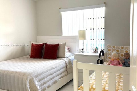 House in Miami, Florida 4 bedrooms, 197.05 sq.m. № 2030655 - photo 10