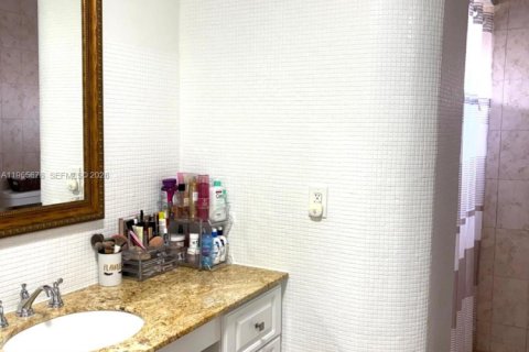 House in Miami, Florida 4 bedrooms, 197.05 sq.m. № 2030655 - photo 17