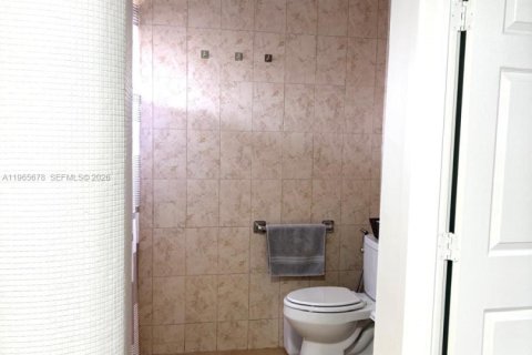House in Miami, Florida 4 bedrooms, 197.05 sq.m. № 2030655 - photo 14