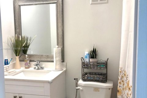 House in Miami, Florida 4 bedrooms, 197.05 sq.m. № 2030655 - photo 21