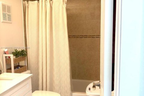 House in Miami, Florida 4 bedrooms, 197.05 sq.m. № 2030655 - photo 20