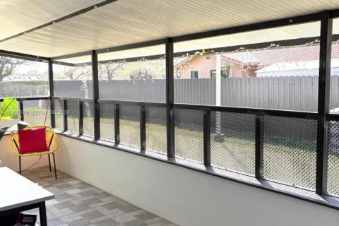 House in Miami, Florida 4 bedrooms, 197.05 sq.m. № 2030655 - photo 28