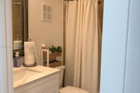 House in Miami, Florida 4 bedrooms, 197.05 sq.m. № 2030655 - photo 16