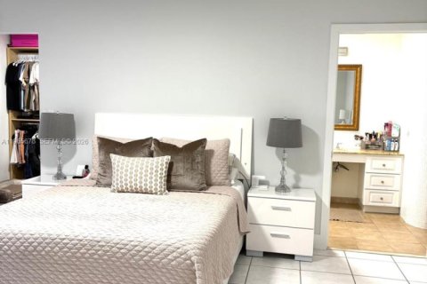 House in Miami, Florida 4 bedrooms, 197.05 sq.m. № 2030655 - photo 29