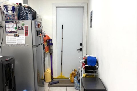 House in Miami, Florida 4 bedrooms, 197.05 sq.m. № 2030655 - photo 25