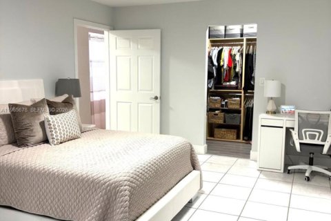 House in Miami, Florida 4 bedrooms, 197.05 sq.m. № 2030655 - photo 22