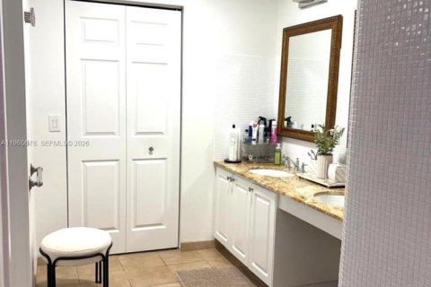 House in Miami, Florida 4 bedrooms, 197.05 sq.m. № 2030655 - photo 12