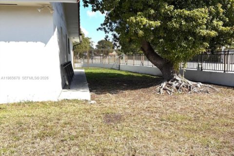 House in Miami, Florida 4 bedrooms, 197.05 sq.m. № 2030655 - photo 27