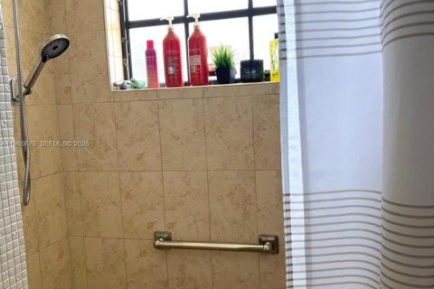 House in Miami, Florida 4 bedrooms, 197.05 sq.m. № 2030655 - photo 15