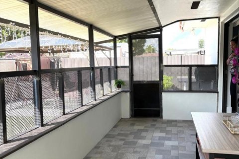 House in Miami, Florida 4 bedrooms, 197.05 sq.m. № 2030655 - photo 26