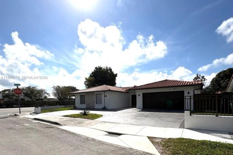 House in Miami, Florida 4 bedrooms, 197.05 sq.m. № 2030655