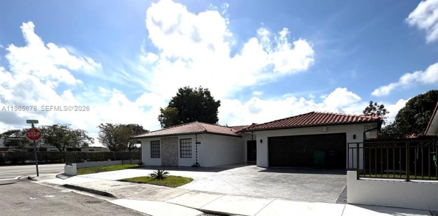 House in Miami, Florida 4 bedrooms, 197.05 sq.m. № 2030655