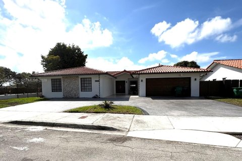 House in Miami, Florida 4 bedrooms, 197.05 sq.m. № 2030655 - photo 3
