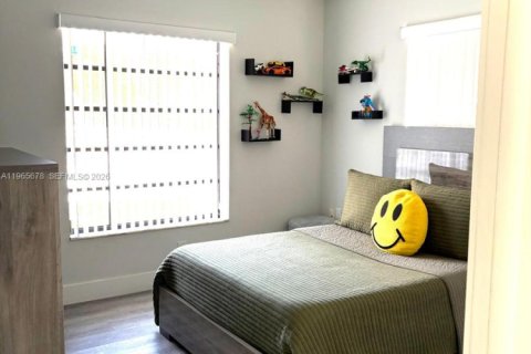 House in Miami, Florida 4 bedrooms, 197.05 sq.m. № 2030655 - photo 8