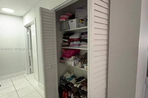 House in Miami, Florida 4 bedrooms, 197.05 sq.m. № 2030655 - photo 11