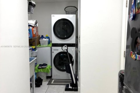 House in Miami, Florida 4 bedrooms, 197.05 sq.m. № 2030655 - photo 30