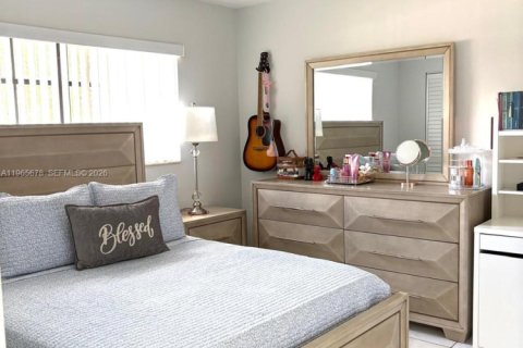 House in Miami, Florida 4 bedrooms, 197.05 sq.m. № 2030655 - photo 9