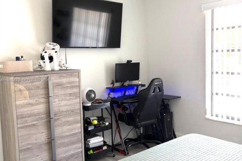 House in Miami, Florida 4 bedrooms, 197.05 sq.m. № 2030655 - photo 7