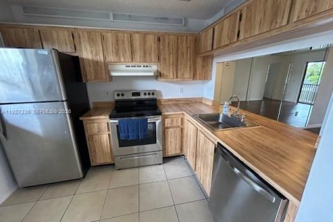Condo in Pembroke Pines, Florida, 2 bedrooms  № 2336277 - photo 5