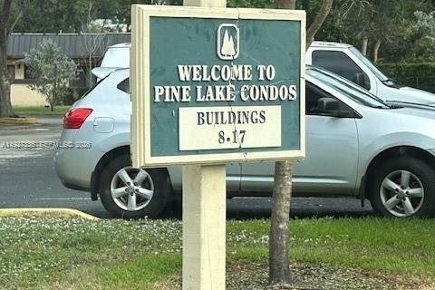 Condo in Pembroke Pines, Florida, 2 bedrooms  № 2336277 - photo 16