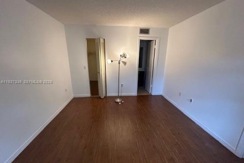 Condo in Pembroke Pines, Florida, 2 bedrooms  № 2336277 - photo 7