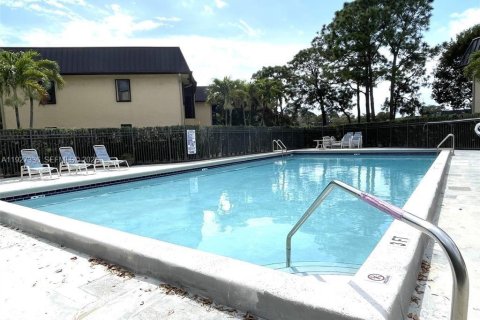 Condo in Pembroke Pines, Florida, 2 bedrooms  № 2336277 - photo 15