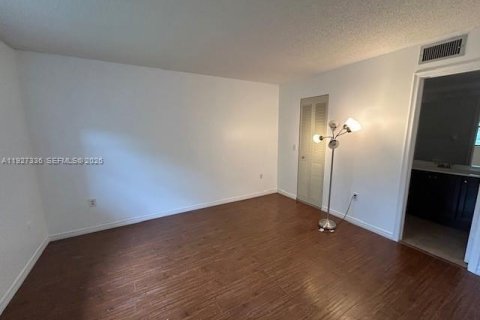 Condo in Pembroke Pines, Florida, 2 bedrooms  № 2336277 - photo 6