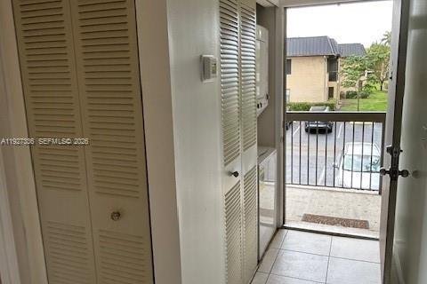 Condo in Pembroke Pines, Florida, 2 bedrooms  № 2336277 - photo 10