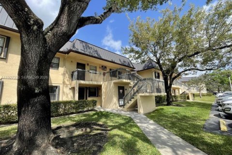 Condo in Pembroke Pines, Florida, 2 bedrooms  № 2336277 - photo 14