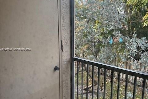 Condo in Pembroke Pines, Florida, 2 bedrooms  № 2336277 - photo 17